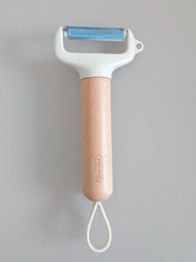 Peeler with wooden handle (Free with purchase)